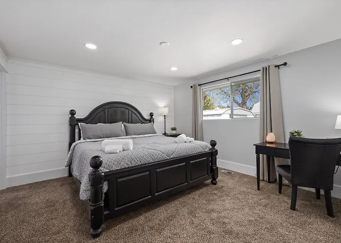 King Bed/Fresh Home/Seperate Big Screen Rooms/Park