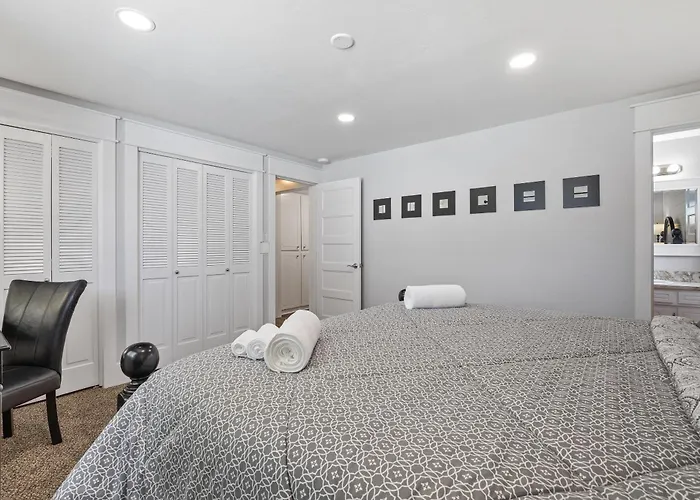King Bed/Fresh Home/Seperate Big Screen Rooms/Park
